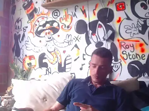 roystonee01 online show from November 5, 2025, 4:40 pm