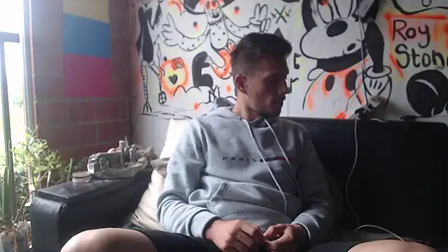 roystonee01 online show from November 17, 2025, 12:33 pm