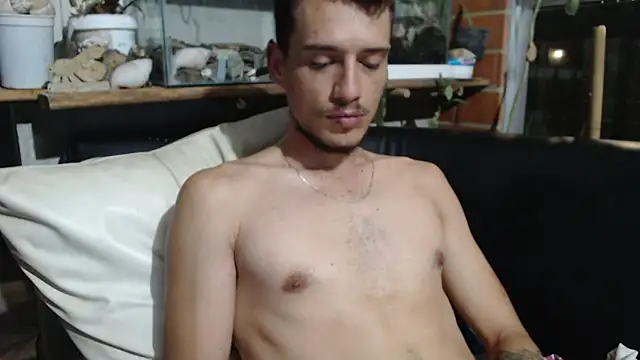 roystonee01 online show from February 13, 2026, 7:15 am