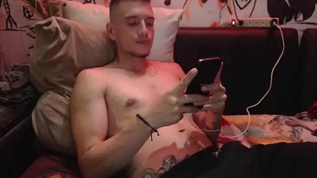 Snapshot of roystonee01 chatting on March 28, 2026, 1:16 am roystonee01 online show from March 28, 2026, 1:16 am