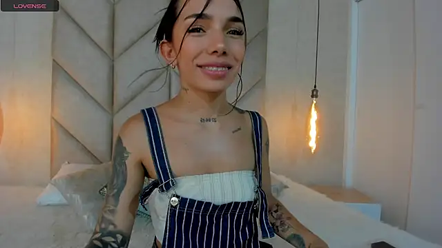 Mollymoon1 online show from January 22, 2025, 9:32 pm