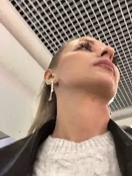 Diamond Bunny  online show from October 30, 2025, 1:01 pm