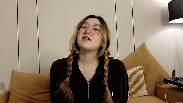 Jennatyan online show from March 16, 2026, 5:44 am