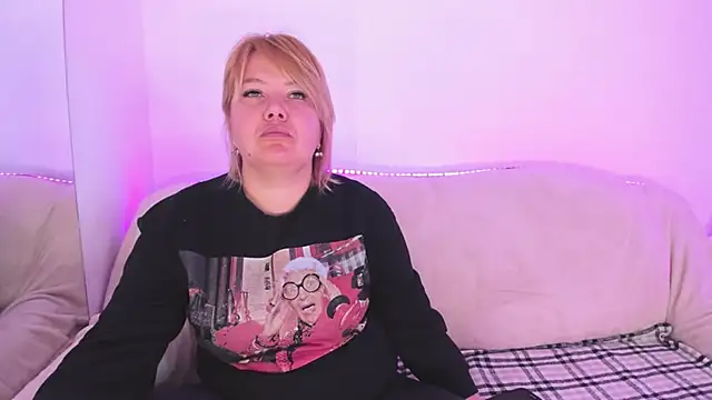 CurlyDreams online show from April 23, 2026, 4:57 am