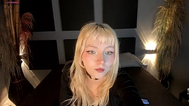 Snapshot of Cloe_five chatting on March 11, 2025, 9:15 pm Cloe five online show from March 11, 2025, 9:15 pm