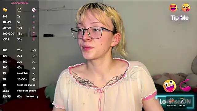 Snapshot of Cloe_five chatting on October 27, 2025, 11:31 pm Cloe five online show from October 27, 2025, 11:31 pm