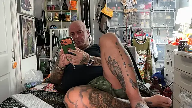 joeytatts66 online show from November 19, 2025, 2:22 am