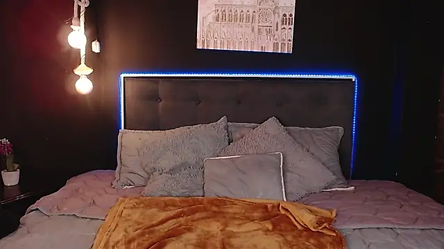 MIA YOURHOTTIE online show from December 8, 2024, 1:24 am