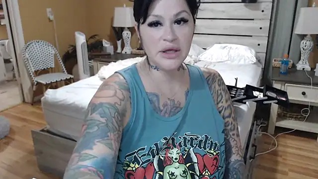 Snapshot of TexasTattooedHouseWife chatting on April 10, 2026, 2:11 pm TexasTattooedHouseWife online show from April 10, 2026, 2:11 pm