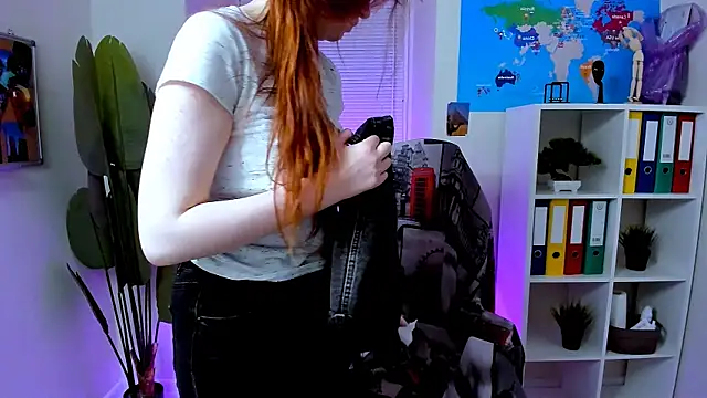 CarolGiggly online show from October 8, 2025, 9:45 pm