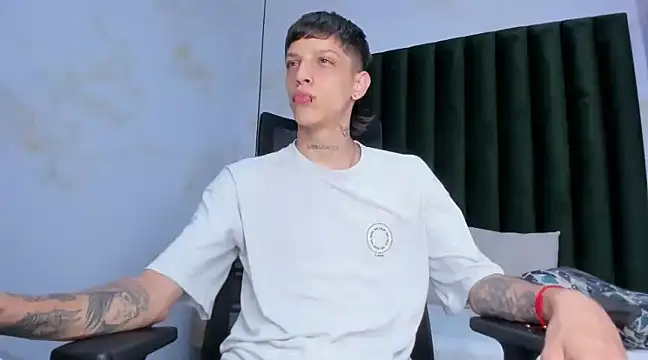 Snapshot of Adam_hard_ chatting on December 4, 2024, 7:34 pm Adam hard online show from December 4, 2024, 7:34 pm