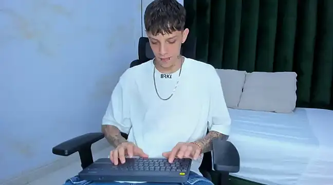 Snapshot of Adam_hard_ chatting on December 5, 2024, 7:28 pm Adam hard online show from December 5, 2024, 7:28 pm