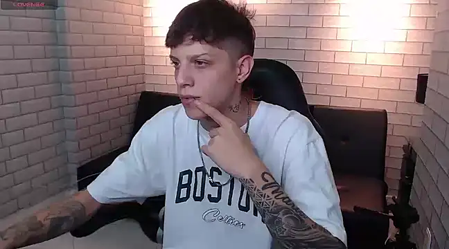 Snapshot of Adam_hard_ chatting on January 7, 2025, 7:59 pm Adam hard online show from January 7, 2025, 7:59 pm