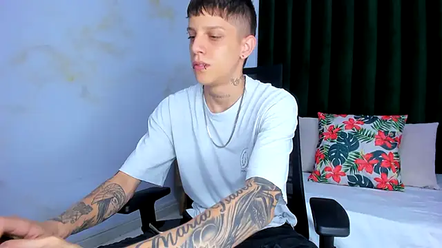 Snapshot of Adam_hard_ chatting on February 5, 2025, 7:42 pm Adam hard online show from February 5, 2025, 7:42 pm