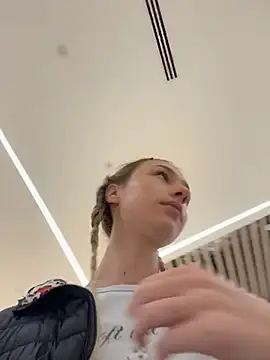 Lia  Love online show from September 16, 2025, 1:12 pm