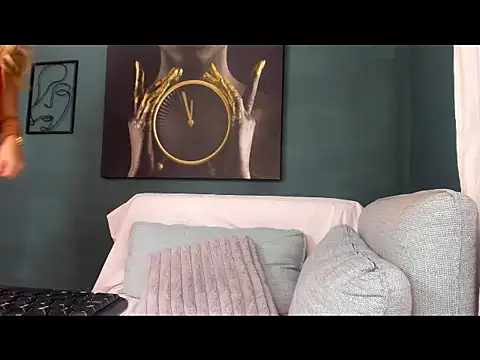 kriztaljessika online show from November 18, 2025, 4:17 am