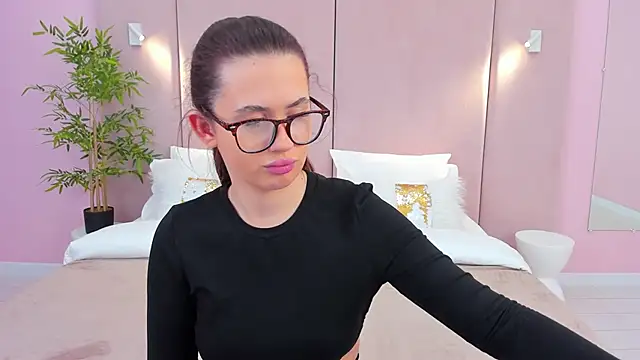 milaleoneli online show from February 3, 2025, 12:36 pm