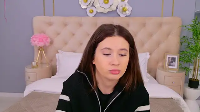 milaleoneli online show from February 18, 2025, 12:39 pm