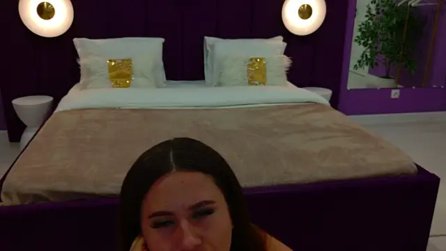 milaleoneli online show from March 22, 2025, 12:25 pm