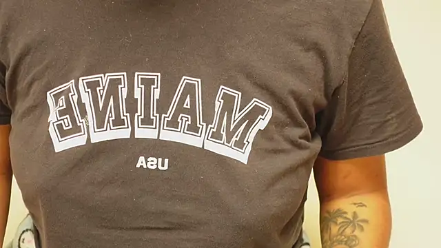 IzzyyBeelmonth online show from December 21, 2024, 7:27 pm