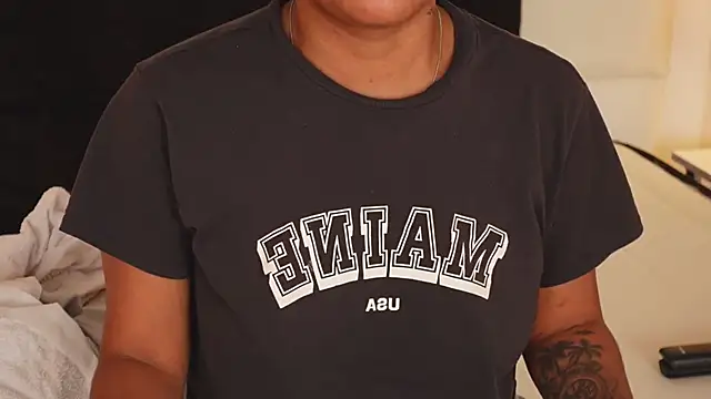 IzzyyBeelmonth online show from December 22, 2024, 7:31 pm