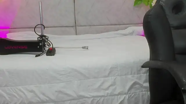 naomiii   online show from March 19, 2026, 11:47 am