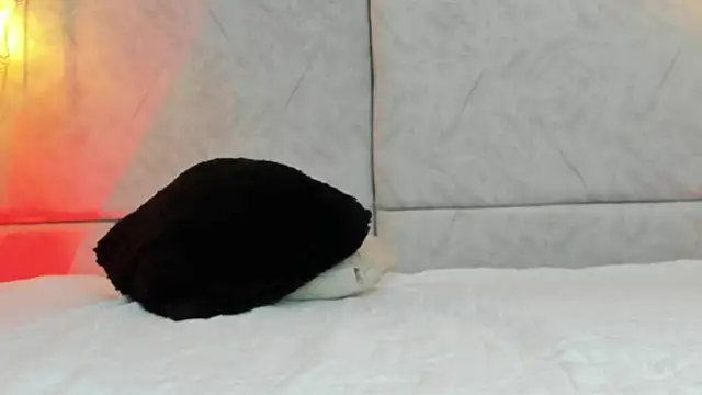 naomiii   online show from April 1, 2026, 11:33 am