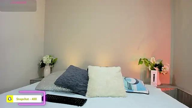 naomiii   online show from April 17, 2026, 11:46 am