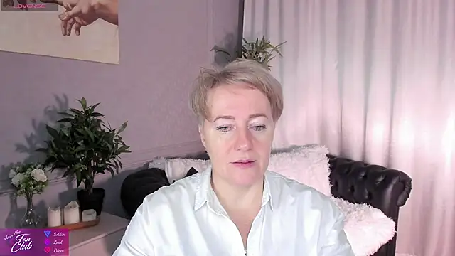 Snapshot of Nika_Smit chatting on January 5, 2025, 5:20 am Nika Smit online show from January 5, 2025, 5:20 am