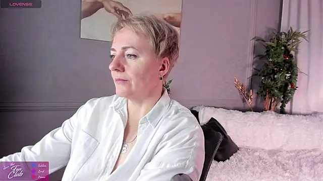 Snapshot of Nika_Smit chatting on January 5, 2025, 8:22 am Nika Smit online show from January 5, 2025, 8:22 am