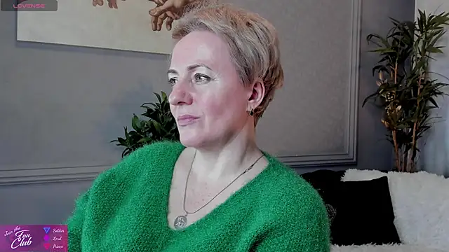 Snapshot of Nika_Smit chatting on February 7, 2025, 1:11 pm Nika Smit online show from February 7, 2025, 1:11 pm