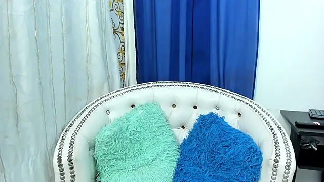 Analia18  online show from February 18, 2025, 12:06 pm