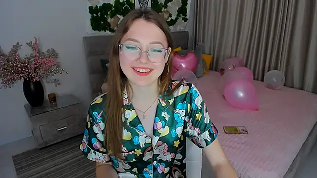 Snapshot of SereneFlame chatting on February 17, 2025, 11:31 pm SereneFlame online show from February 17, 2025, 11:31 pm