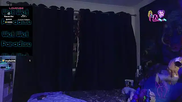 tattoomilf86 online show from February 18, 2026, 9:33 pm