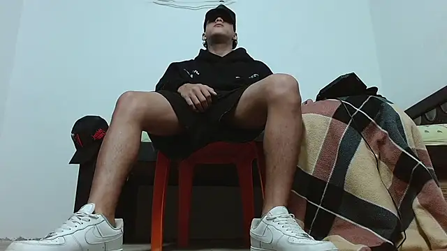 Snapshot of Macho_Dom chatting on April 9, 2026, 11:32 pm Macho Dom online show from April 9, 2026, 11:32 pm