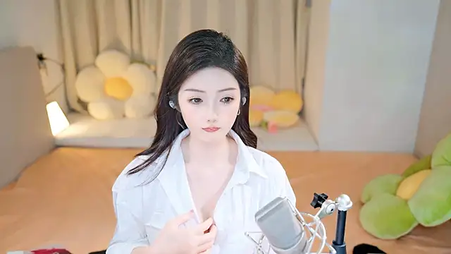 Snapshot of Eimile chatting on December 7, 2024, 2:57 pm Eimile online show from December 7, 2024, 2:57 pm