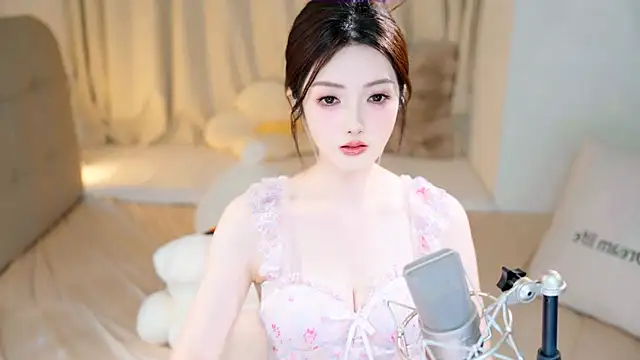 Snapshot of Eimile chatting on September 23, 2025, 3:04 pm Eimile online show from September 23, 2025, 3:04 pm