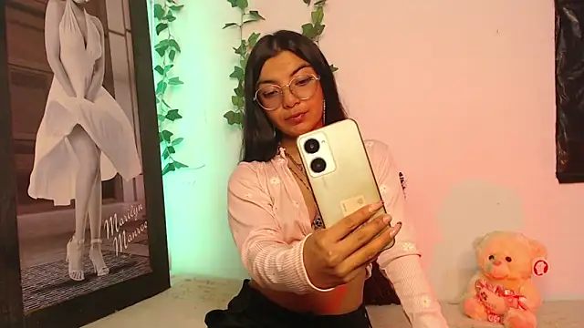 Snapshot of sofi_soft_ chatting on January 20, 2025, 11:43 pm sofi soft  online show from January 20, 2025, 11:43 pm