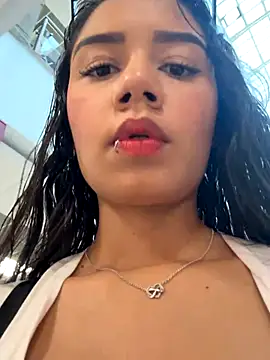 Snapshot of _Luana chatting on October 28, 2025, 7:49 pm Luana online show from October 28, 2025, 7:49 pm