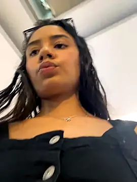 Snapshot of _Luana chatting on November 1, 2025, 8:22 pm Luana online show from November 1, 2025, 8:22 pm