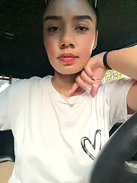 Snapshot of _Luana chatting on November 27, 2025, 6:43 pm Luana online show from November 27, 2025, 6:43 pm