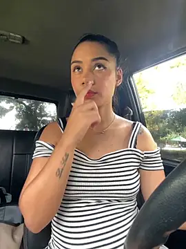 Snapshot of _Luana chatting on December 4, 2025, 6:27 pm Luana online show from December 4, 2025, 6:27 pm