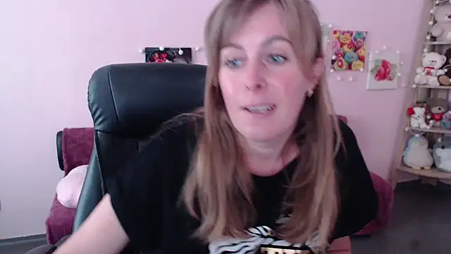 Hot Milady online show from June 2, 2026, 7:54 am