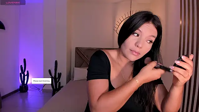 ValeriaRoldanX online show from May 10, 2026, 11:15 am