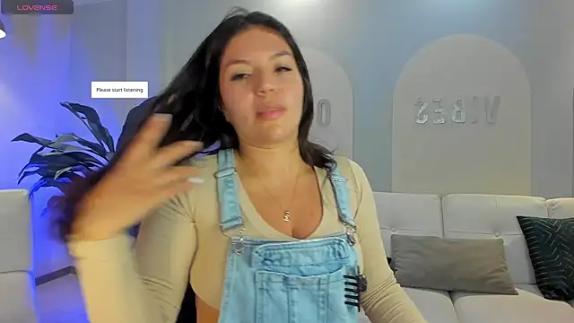 ValeriaRoldanX online show from May 15, 2026, 10:11 am