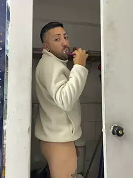 Snapshot of JuanZapata33 chatting on January 17, 2026, 11:30 pm JuanZapata33 online show from January 17, 2026, 11:30 pm