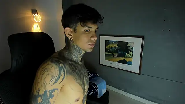 Travistanner 28 online show from December 23, 2025, 4:43 am