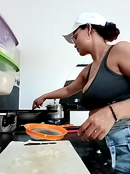 Snapshot of luna_hell chatting on March 7, 2025, 3:39 pm luna hell online show from March 7, 2025, 3:39 pm