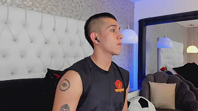 Snapshot of OliverSilverr chatting on December 5, 2024, 3:15 am OliverSilverr online show from December 5, 2024, 3:15 am