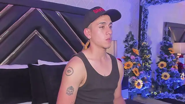 Snapshot of OliverSilverr chatting on December 19, 2024, 3:18 am OliverSilverr online show from December 19, 2024, 3:18 am